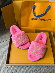 SLIPPER IN BRIGHT PINK FLEECE WITH CAMEL BEIGE LOGO