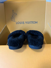 SLIPPER IN BLACK FLEECE WITH BEIGE LOGO