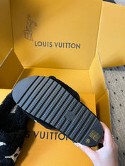 SLIPPER IN BLACK FLEECE WITH BEIGE LOGO