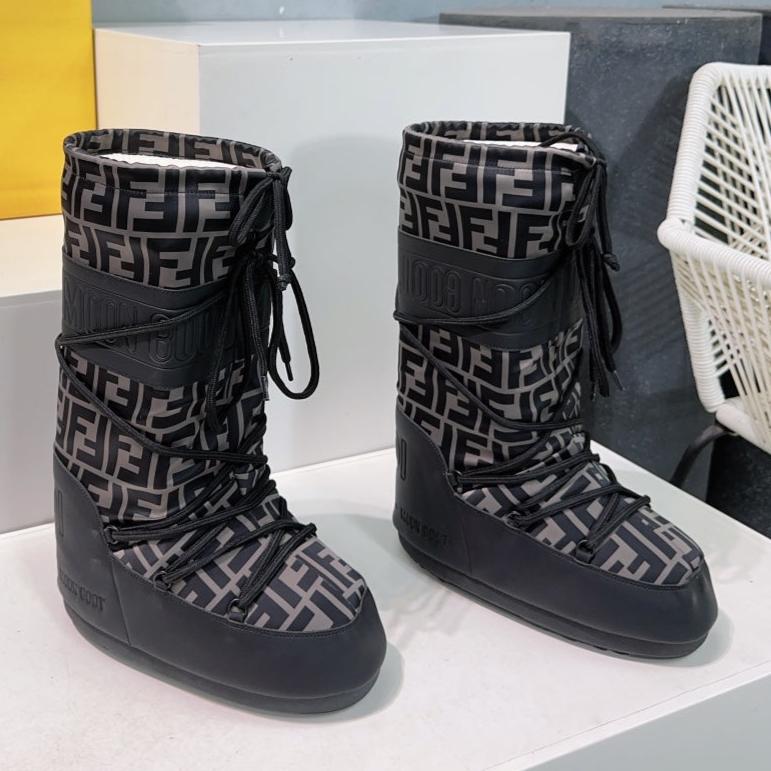 FF MOTIF MOON BOOTS IN CEDAR BROWN MONOGRAM POLYESTER AND RUBBER