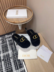THICK-SOLE SLIPPER IN BLACK FLEECE WITH GOLD LOGO