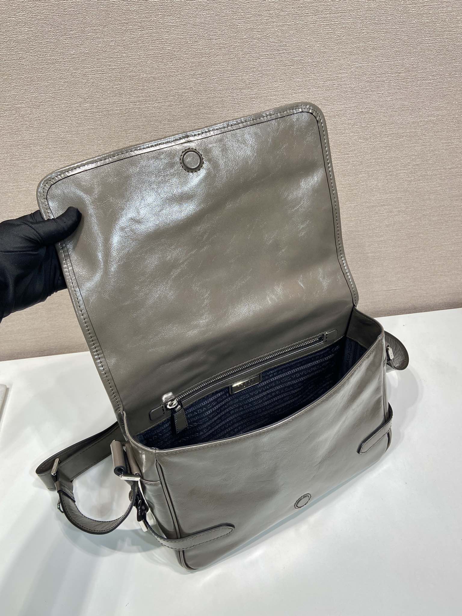 MESSENGER BAG 30 IN TROUT GRAY SOFT AND SHINY CALFSKIN