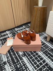 HIGH THONG SANDALS WITH WHITE STRAP IN RED BROWN GLOSSY LAMBSKIN