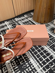 HIGH THONG SANDALS WITH WHITE STRAP IN RED BROWN GLOSSY LAMBSKIN