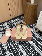 HIGH THONG SANDALS WITH WHITE STRAP IN BEIGE GLOSSY LAMBSKIN