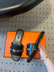 GIULIA FLAT SANDAL IN BLACK CALFSKIN
