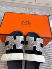 HM 26S CHYPRE SANDALS IN IVORY WHITE CALFSKIN WITH PRINTED CALFSKIN STRAP