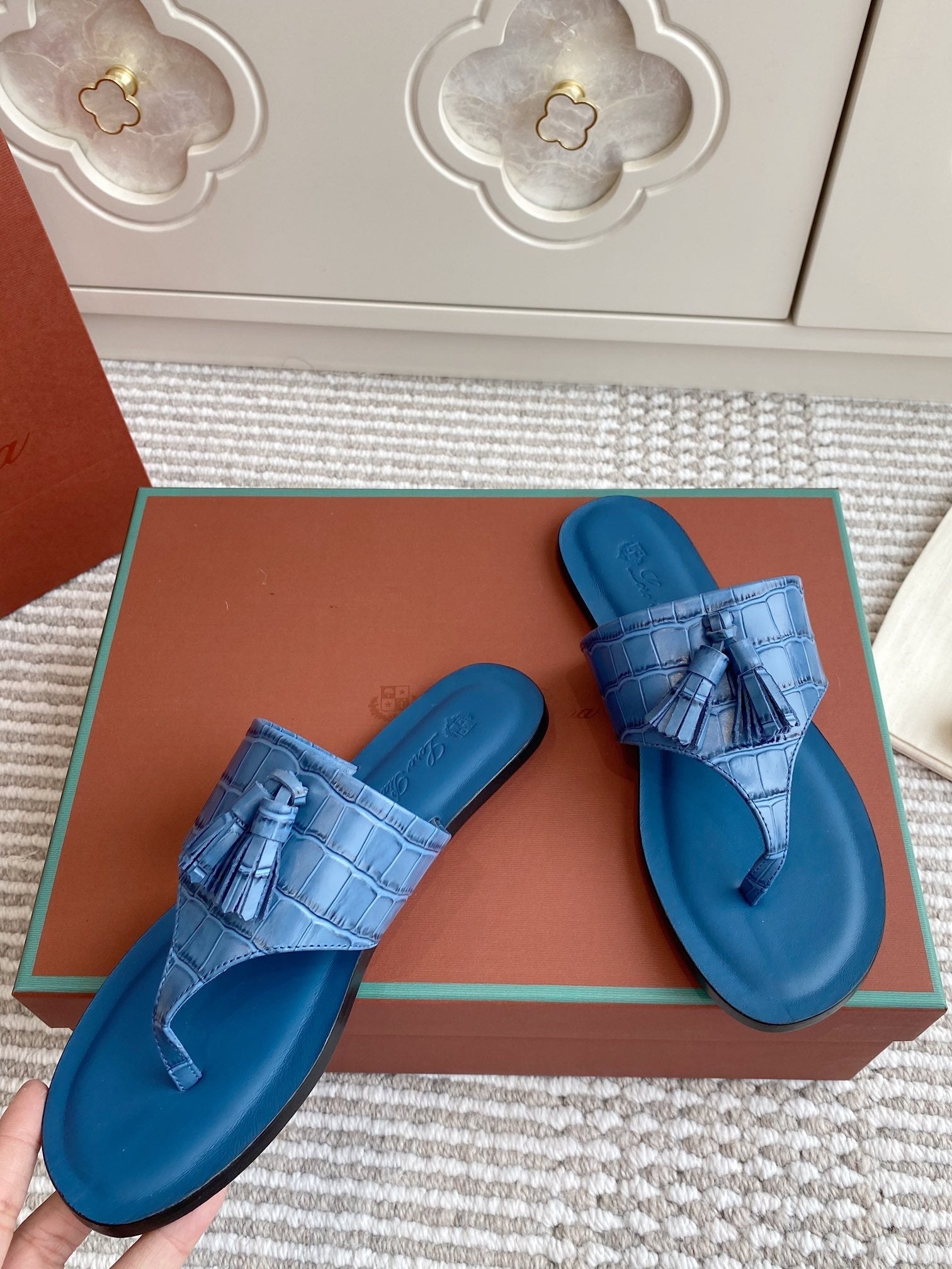 FLIP FLOPS IN BLUE LAMBSKIN SNAKE EMBOSSING