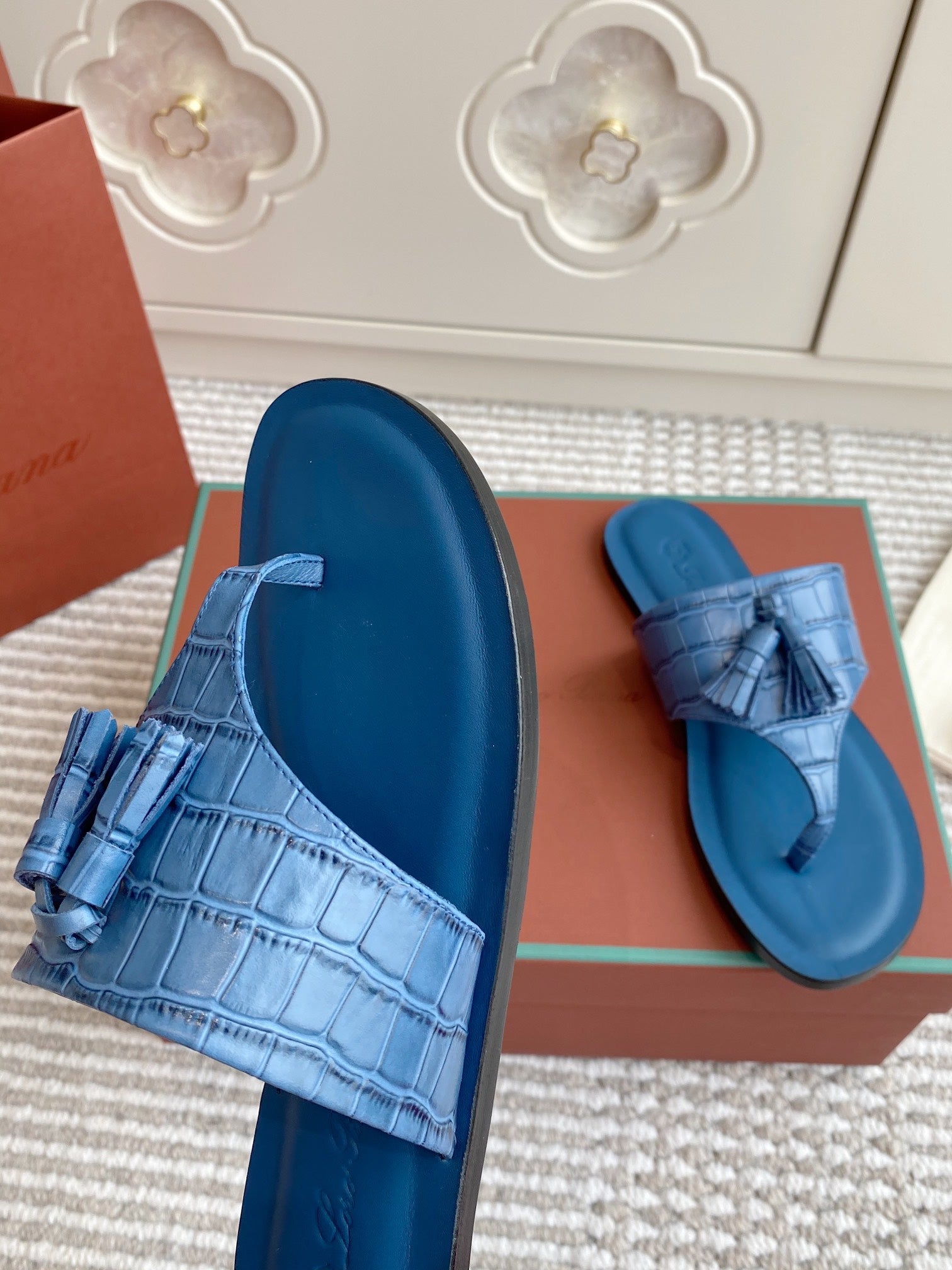 FLIP FLOPS IN BLUE LAMBSKIN SNAKE EMBOSSING