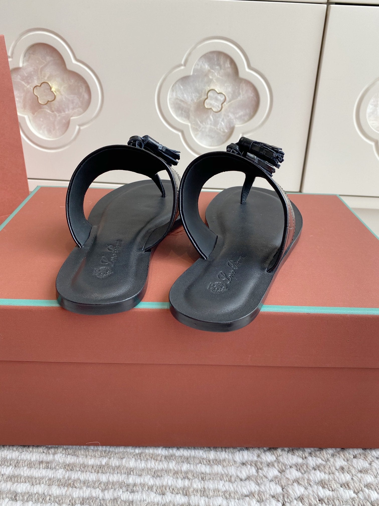 FLIP FLOPS IN BLACK LAMBSKIN SNAKE EMBOSSING
