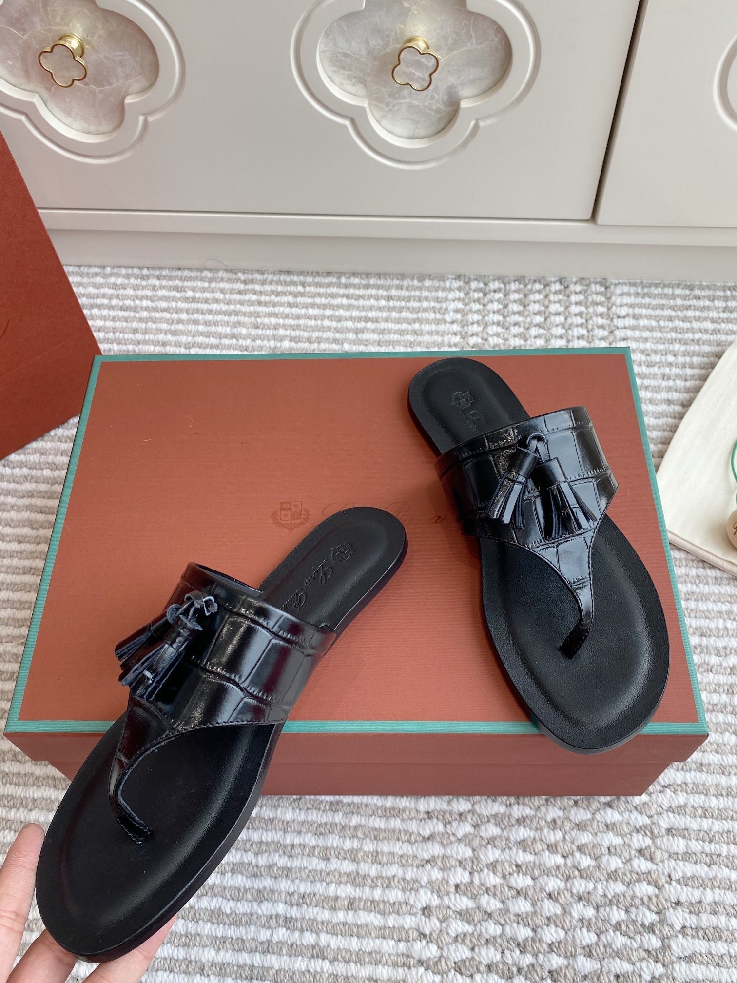 FLIP FLOPS IN BLACK LAMBSKIN SNAKE EMBOSSING