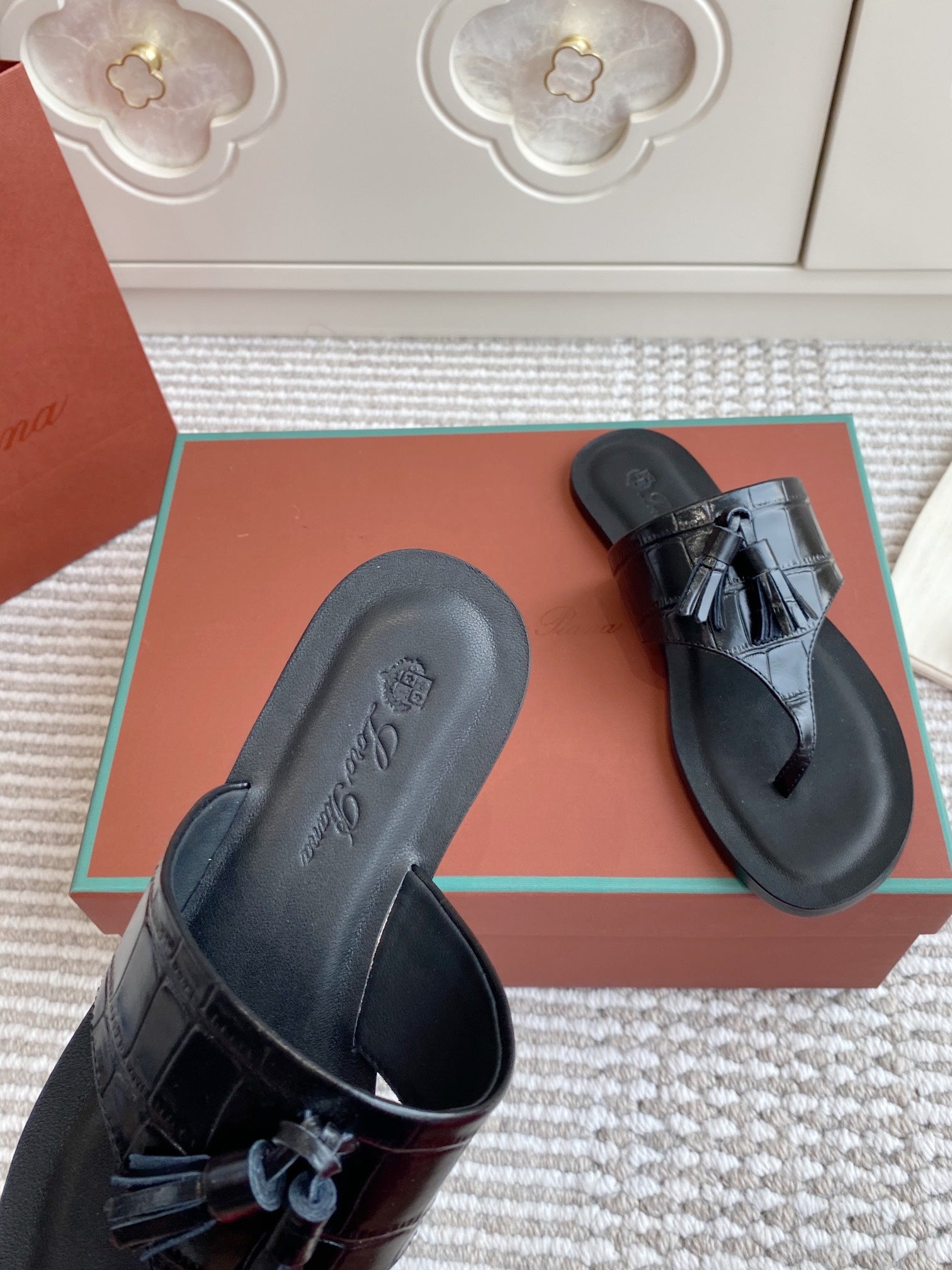 FLIP FLOPS IN BLACK LAMBSKIN SNAKE EMBOSSING