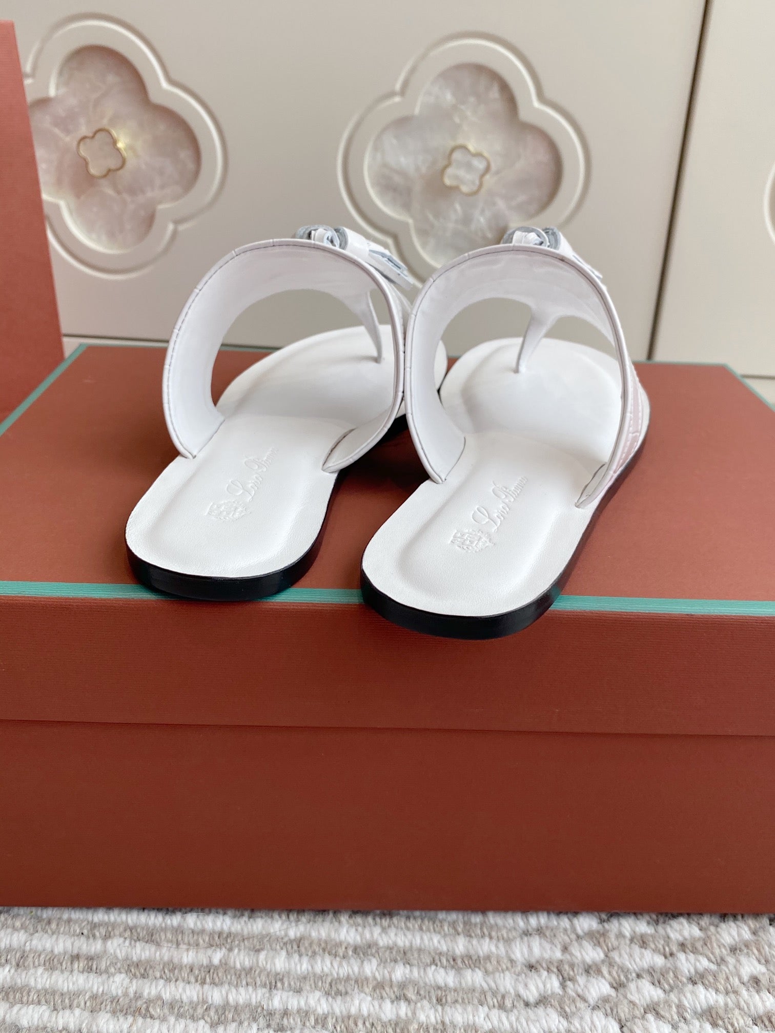 FLIP FLOPS IN WHITE LAMBSKIN SNAKE EMBOSSING
