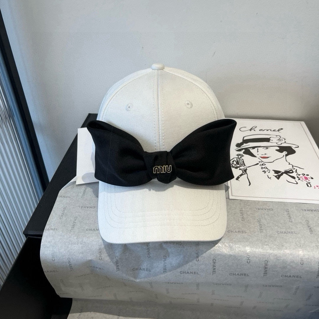 MM BASEBALL CAP IN WHITE FABRIC WITH LARGE BLACK BOW