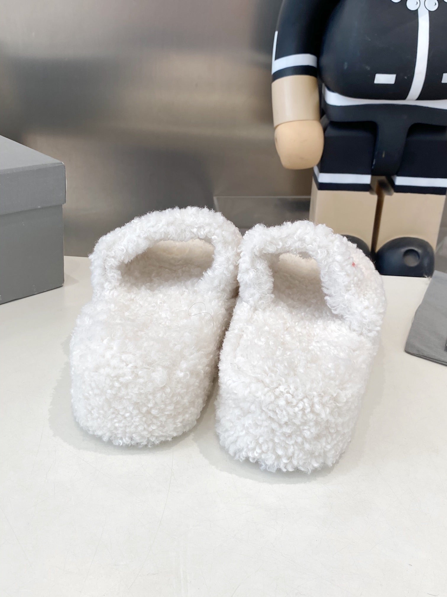 BALENCIAGA 25S SLIPPERS IN WHITE WOOL