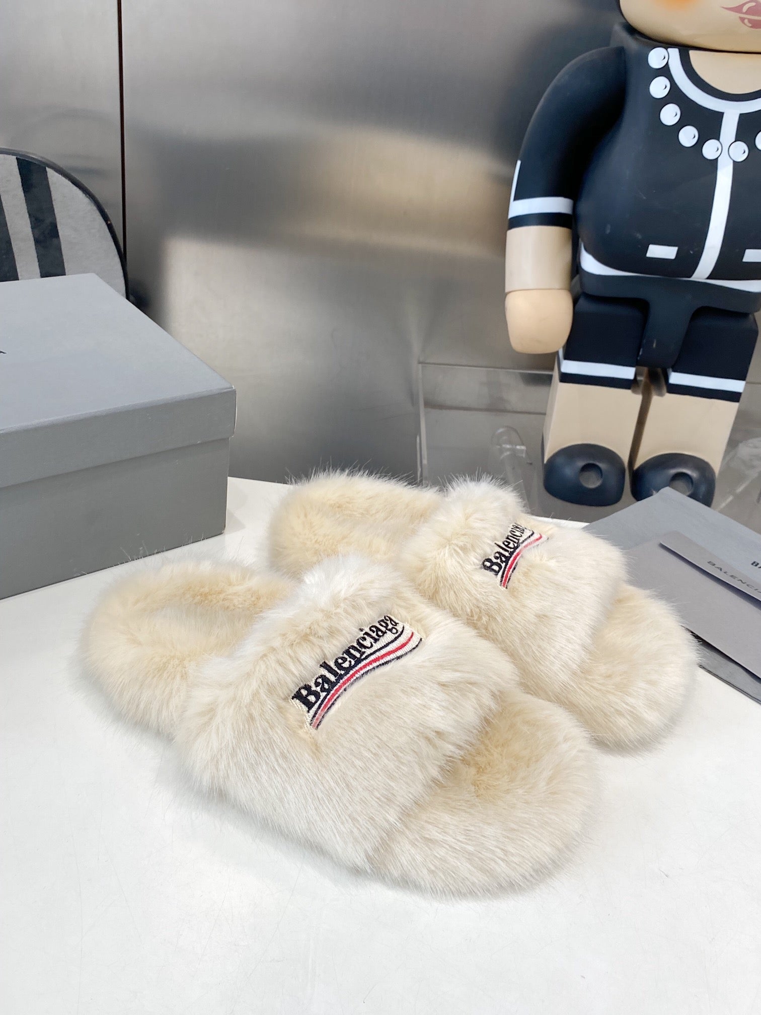 BALENCIAGA 25S FUR SLIPPERS IN LIGHT BEIGE FAUX SHEARLING