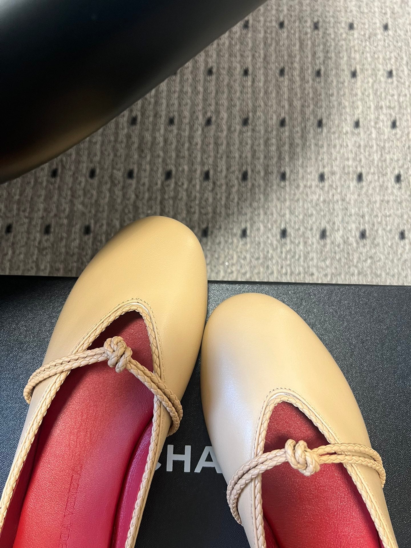 BOTTEGA VENETA 26S FLAT MULES IN BEIGE LAMBSKIN