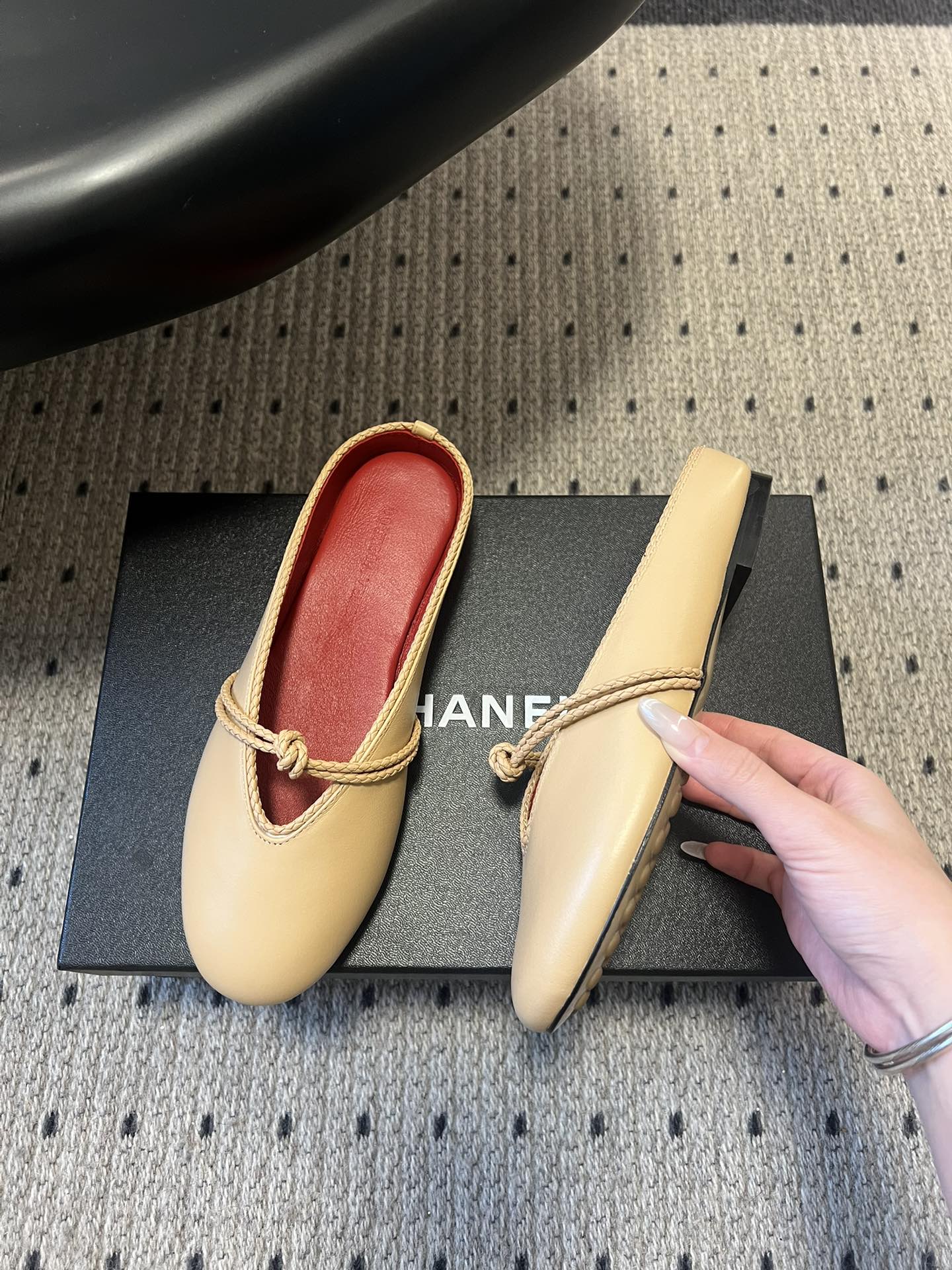 BOTTEGA VENETA 26S FLAT MULES IN BEIGE LAMBSKIN