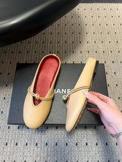 BOTTEGA VENETA 26S FLAT MULES IN BEIGE LAMBSKIN