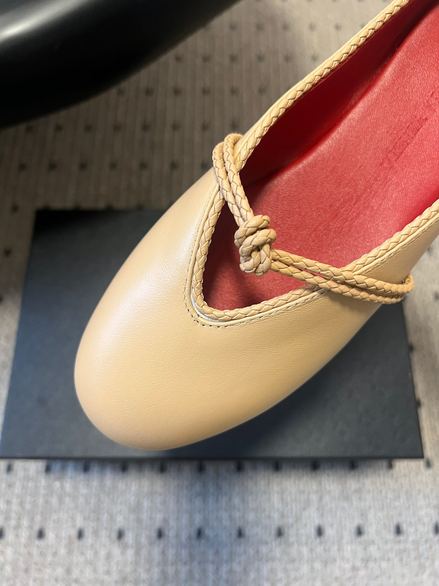 BOTTEGA VENETA 26S FLAT MULES IN BEIGE LAMBSKIN