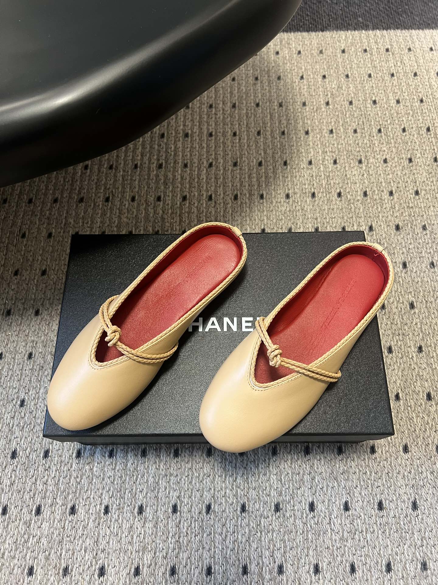 BOTTEGA VENETA 26S FLAT MULES IN BEIGE LAMBSKIN