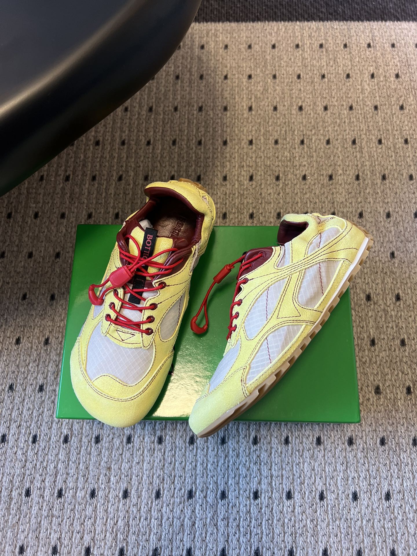 BOTTEGA VENETA 26S SNEAKERS IN LIGHT YELLOW SUEDE AND CREAM WHITE MESH FABRIC