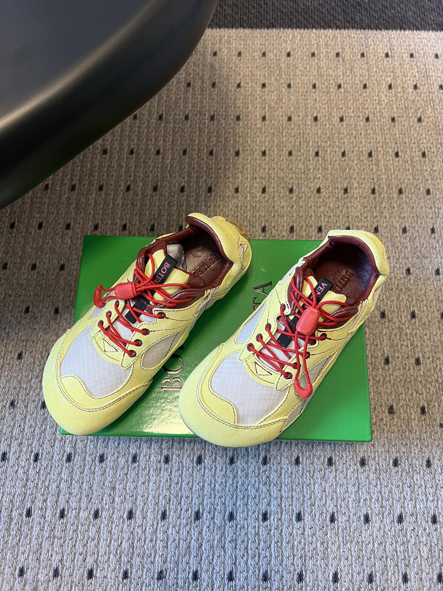 BOTTEGA VENETA 26S SNEAKERS IN LIGHT YELLOW SUEDE AND CREAM WHITE MESH FABRIC