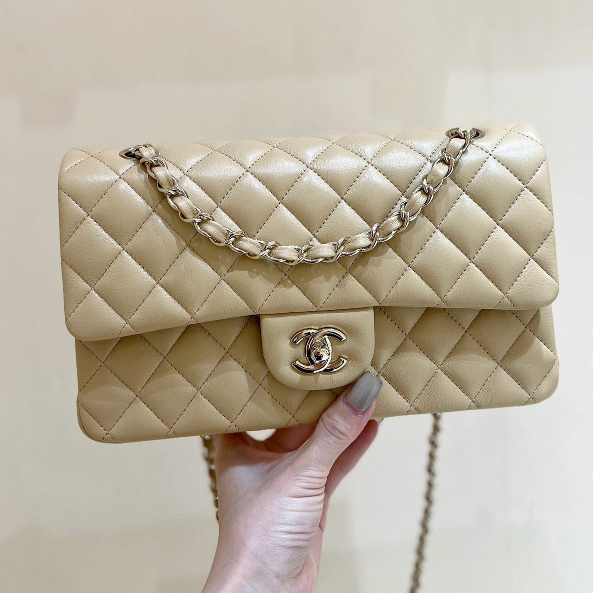 FLAP BAG 25 IN BEIGE LAMBSKIN GOLD HARDWARE