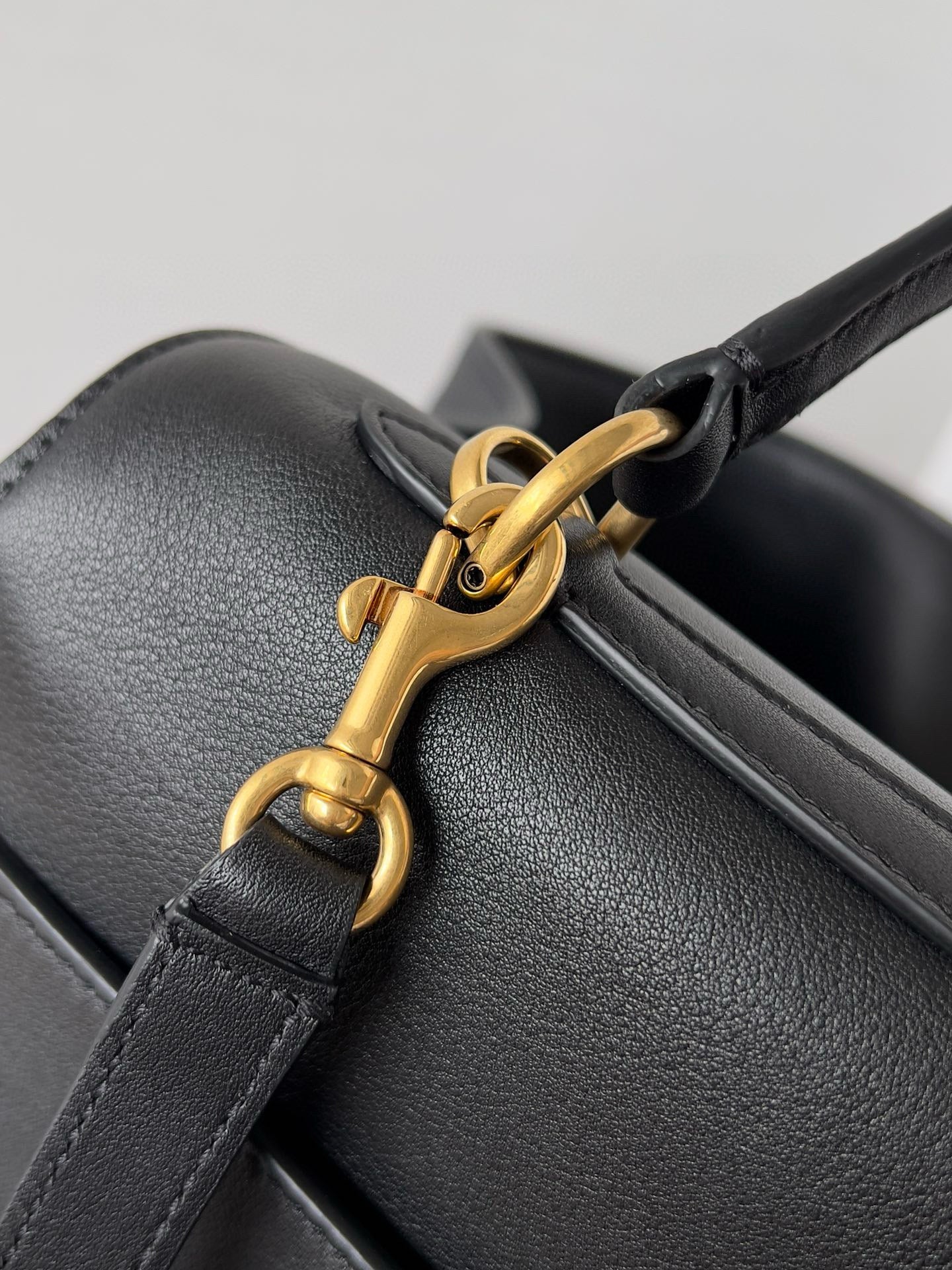 RODEO MEDIUM BAG 35 IN BLACK SMOOTH CALFSKIN GOLD HARDWARE