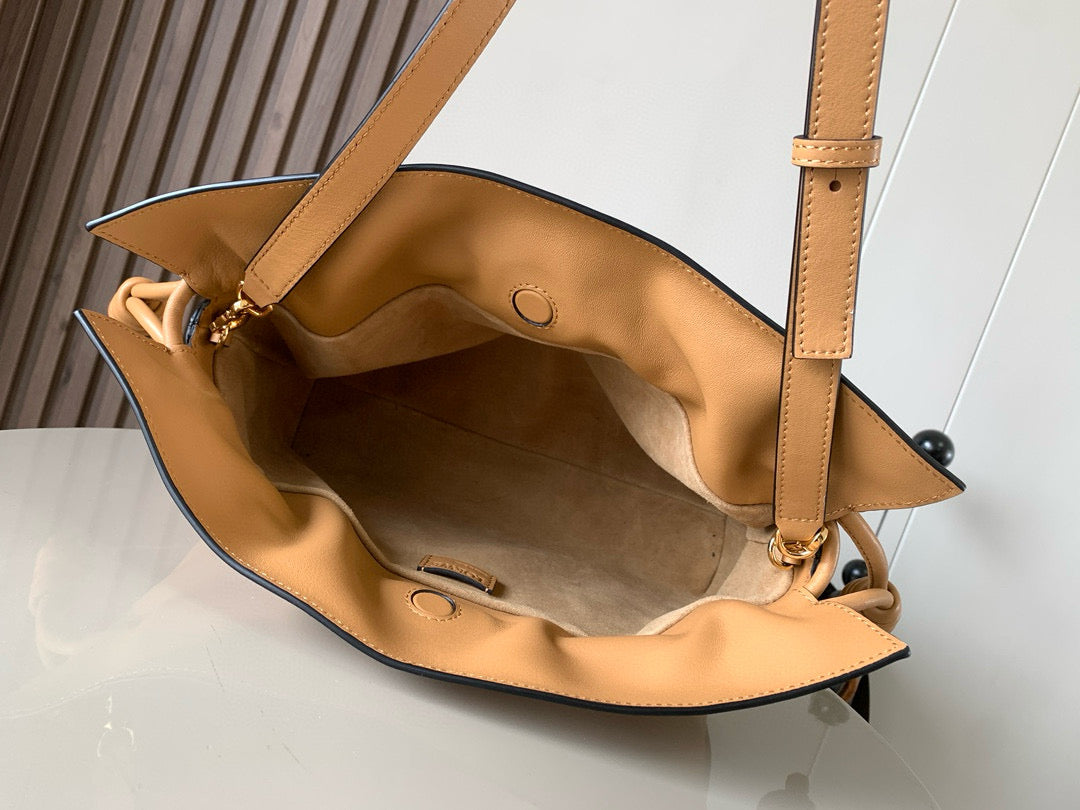 LOE MEDIUM 30 FLAMENCO KNOT IN BEIGE LAMBSKIN