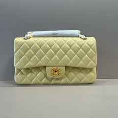 25C FLAP BAG 25 IN YELLOW QUILTED LAMBSKIN GOLD HARDWARE