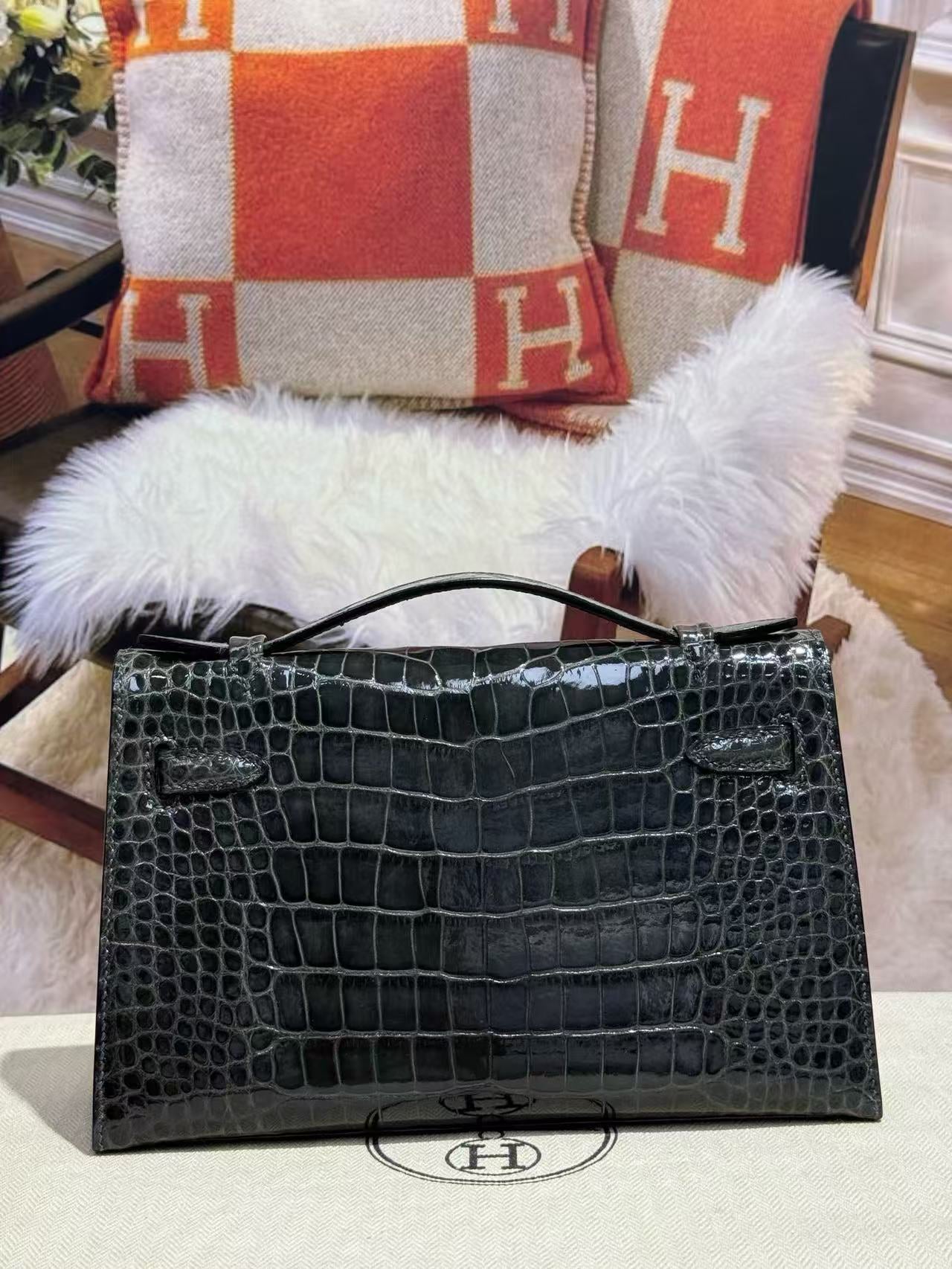 HM KELLY MINI 22 IN BLACK AMERICAN ALLIGATOR SILVER BUCKLE