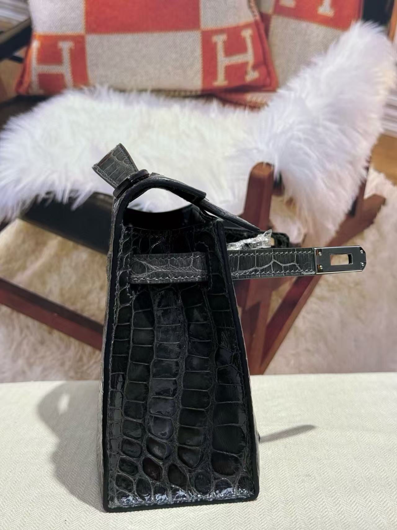 HM KELLY MINI 22 IN BLACK AMERICAN ALLIGATOR SILVER BUCKLE