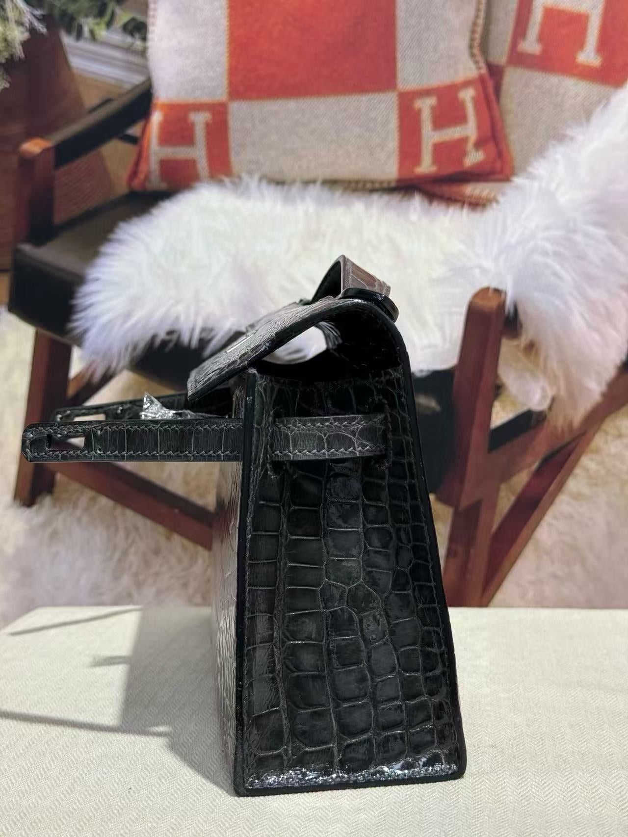 HM KELLY MINI 22 IN BLACK AMERICAN ALLIGATOR SILVER BUCKLE