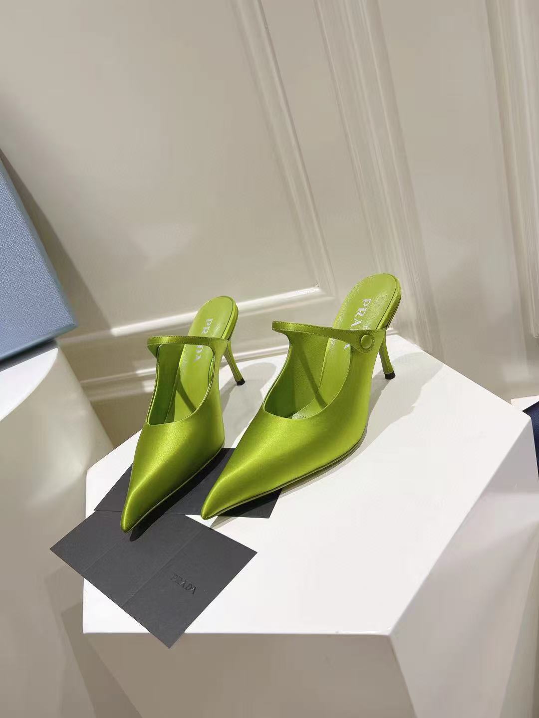 PRA 75 POINTED SATIN MULES IN GREEN FLEECE HEEL