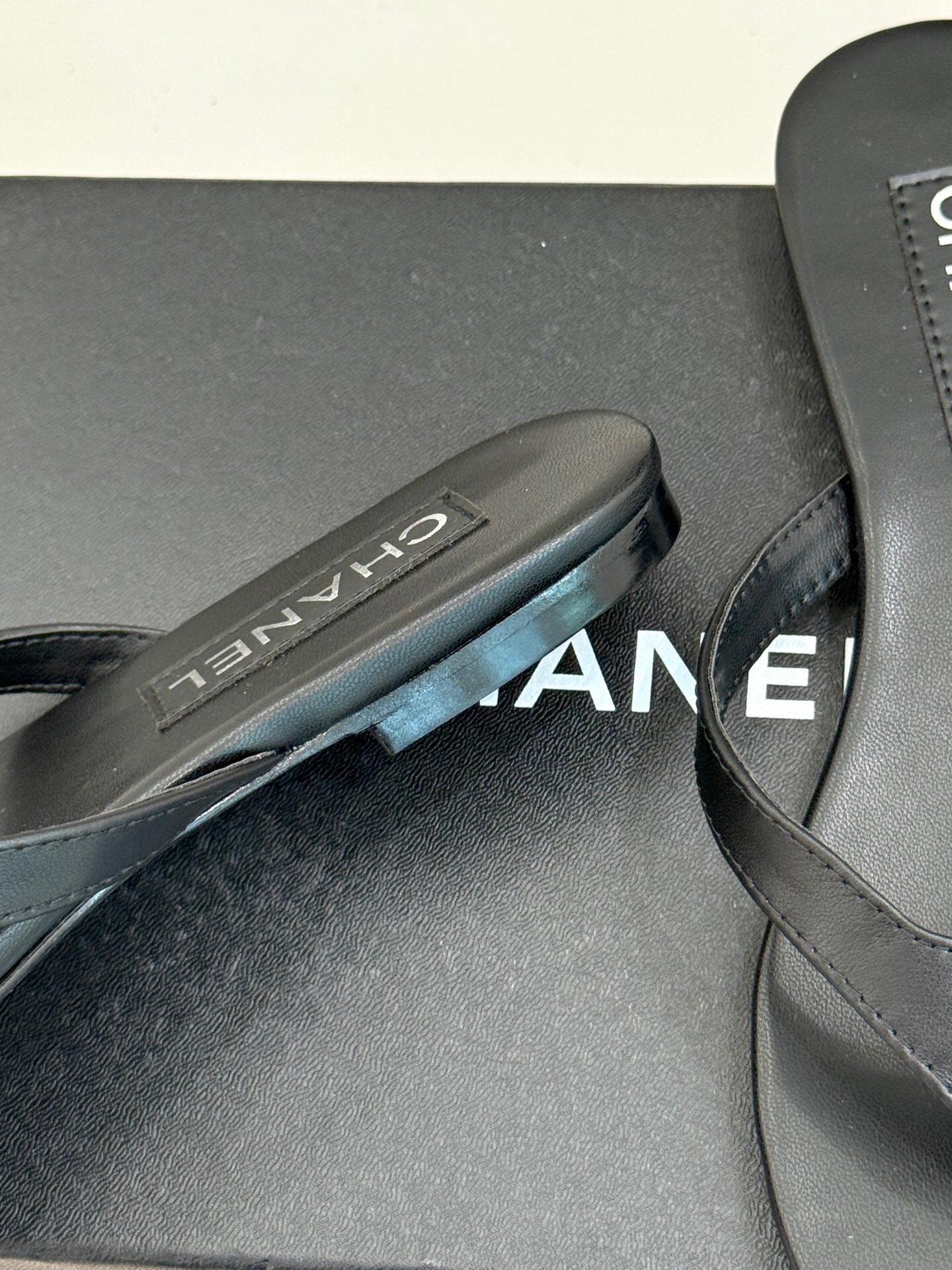 FLAT THONG SANDALS IN BLACK CALFKSIN EMBOSSED CRYSTAL