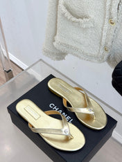 THONG SANDALS IN GOLD GLOSSY CALFKSIN EMBOSSED CRYSTAL