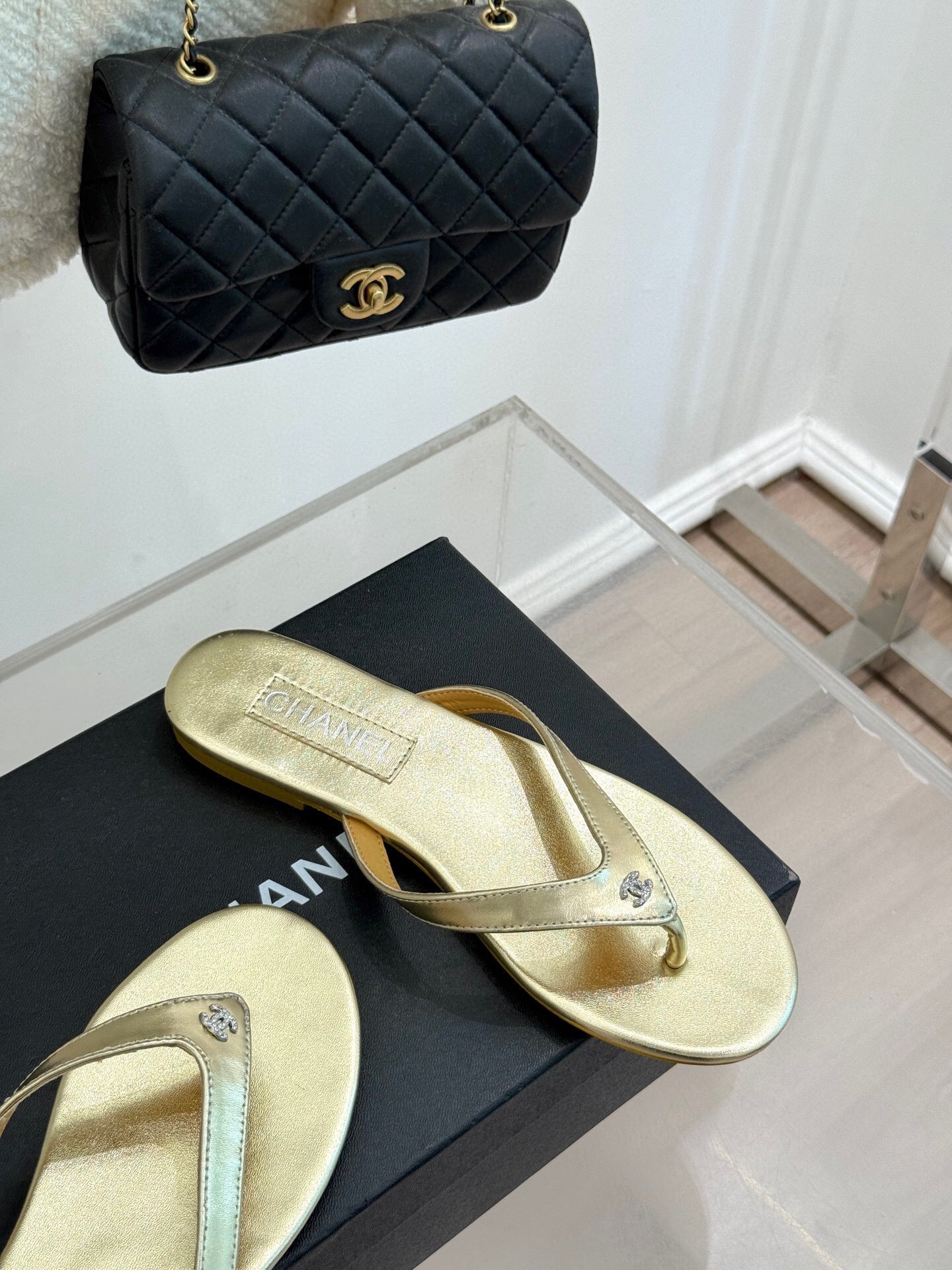 THONG SANDALS IN GOLD GLOSSY CALFKSIN EMBOSSED CRYSTAL