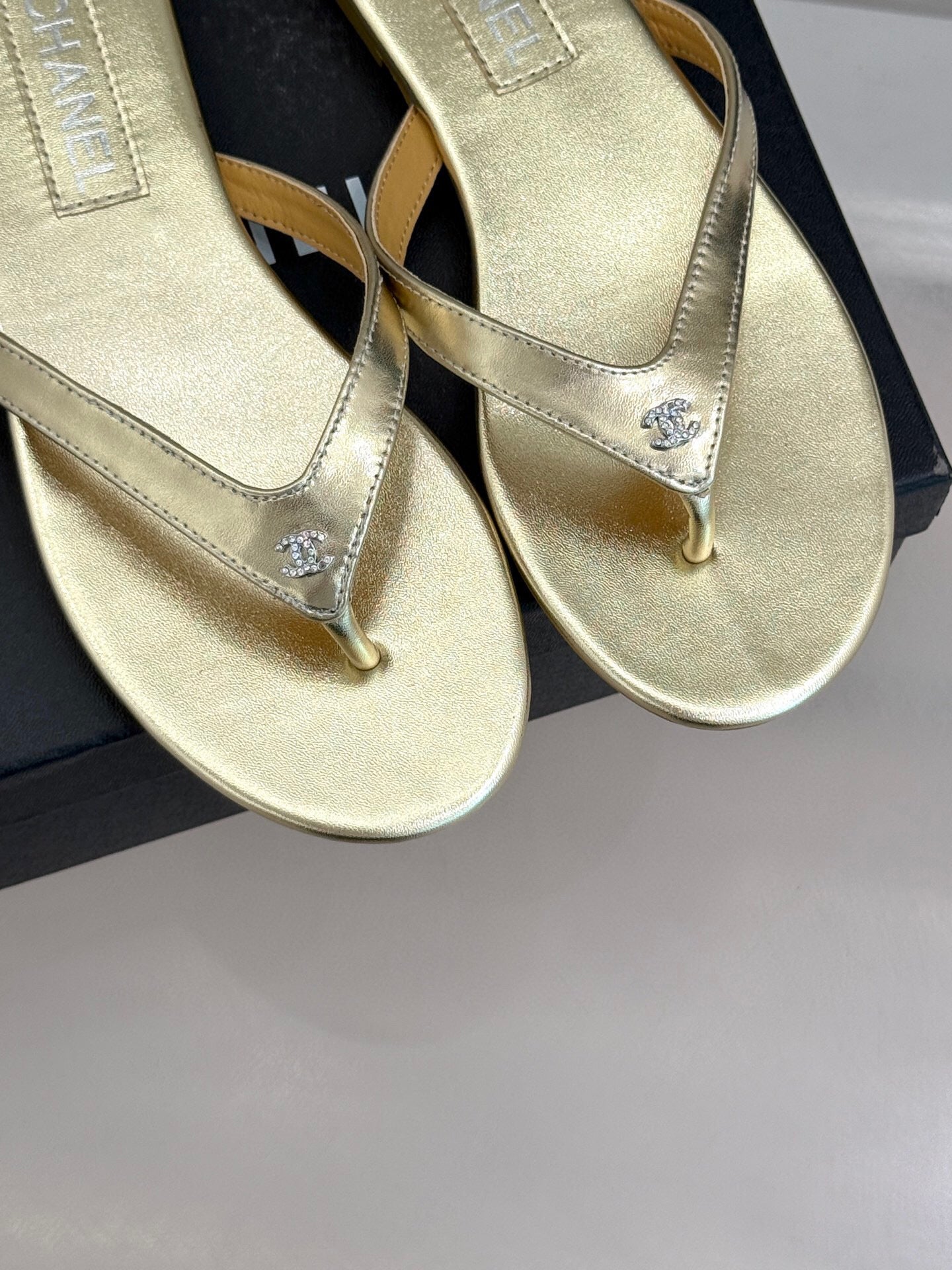 THONG SANDALS IN GOLD GLOSSY CALFKSIN EMBOSSED CRYSTAL