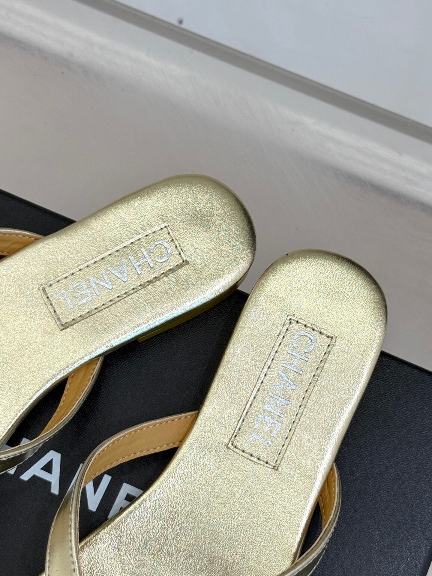 THONG SANDALS IN GOLD GLOSSY CALFKSIN EMBOSSED CRYSTAL