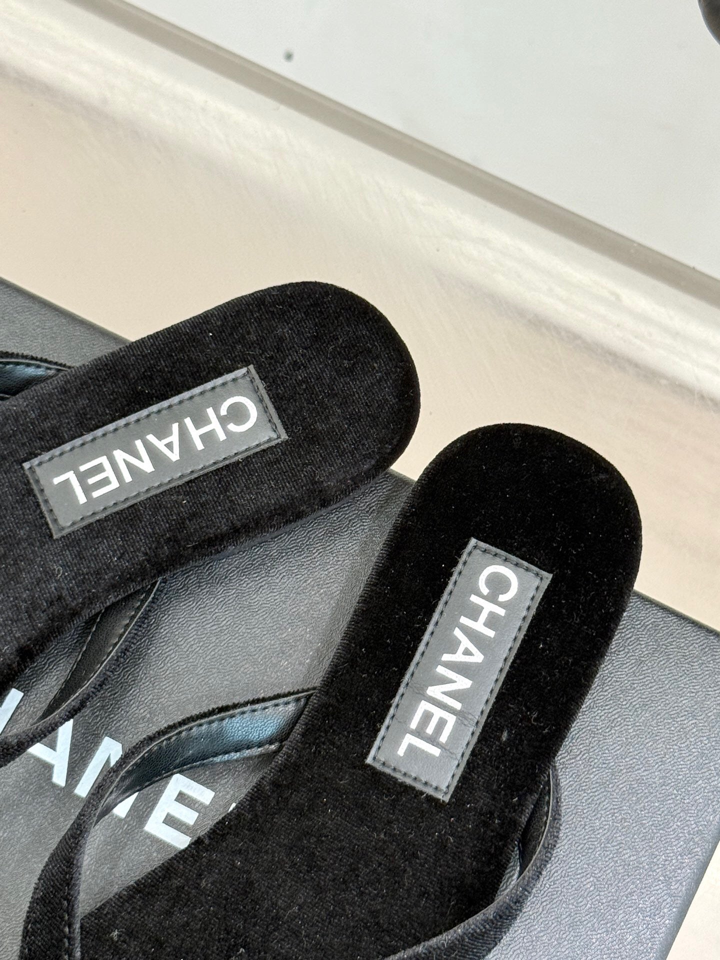 THONG SANDALS IN BLACK VELVET EMBOSSED CRYSTAL