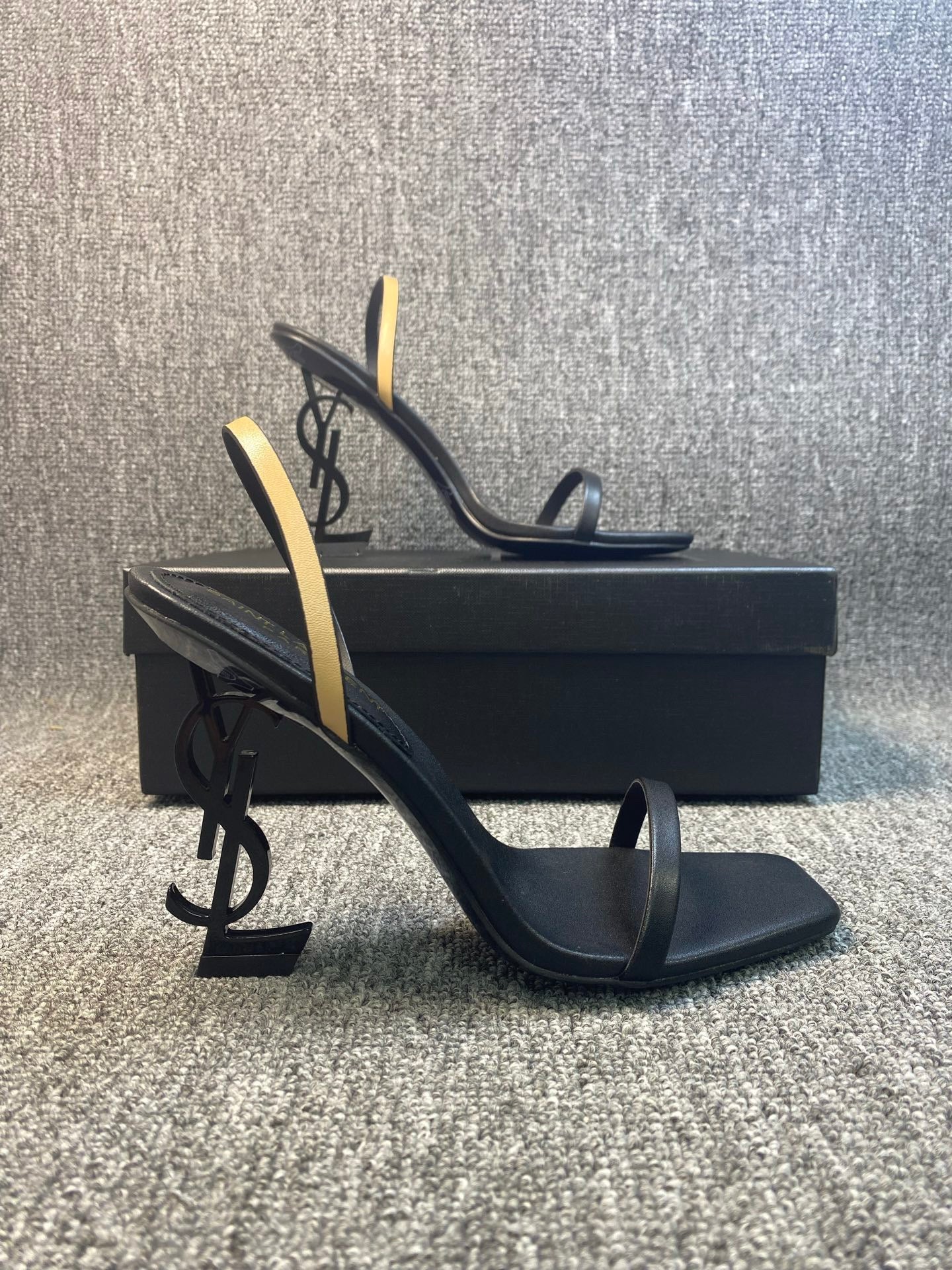OPAQUE HIGH HEELS IN BLACK CALFSKIN
