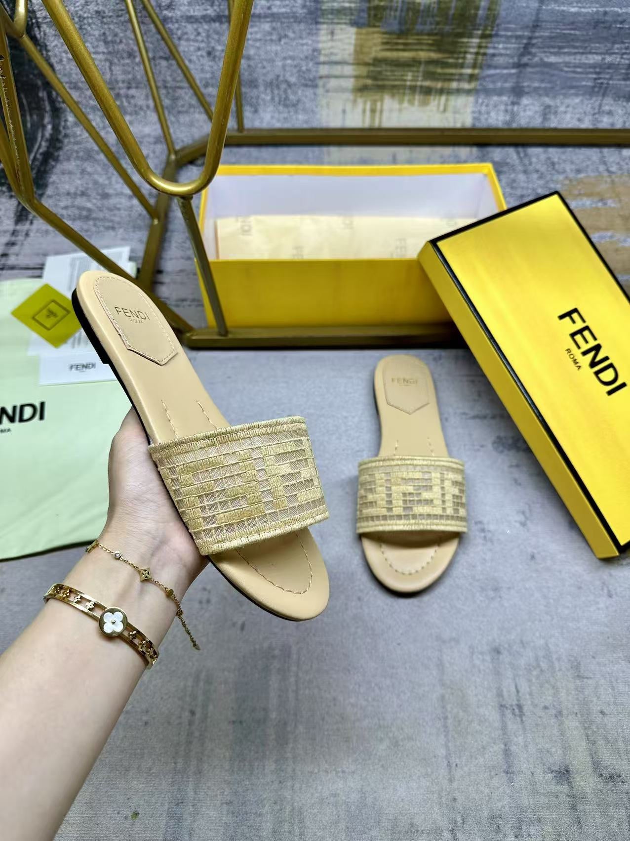 FF SLIDE SANDALS IN BEIGE WOVEN RAFFIA