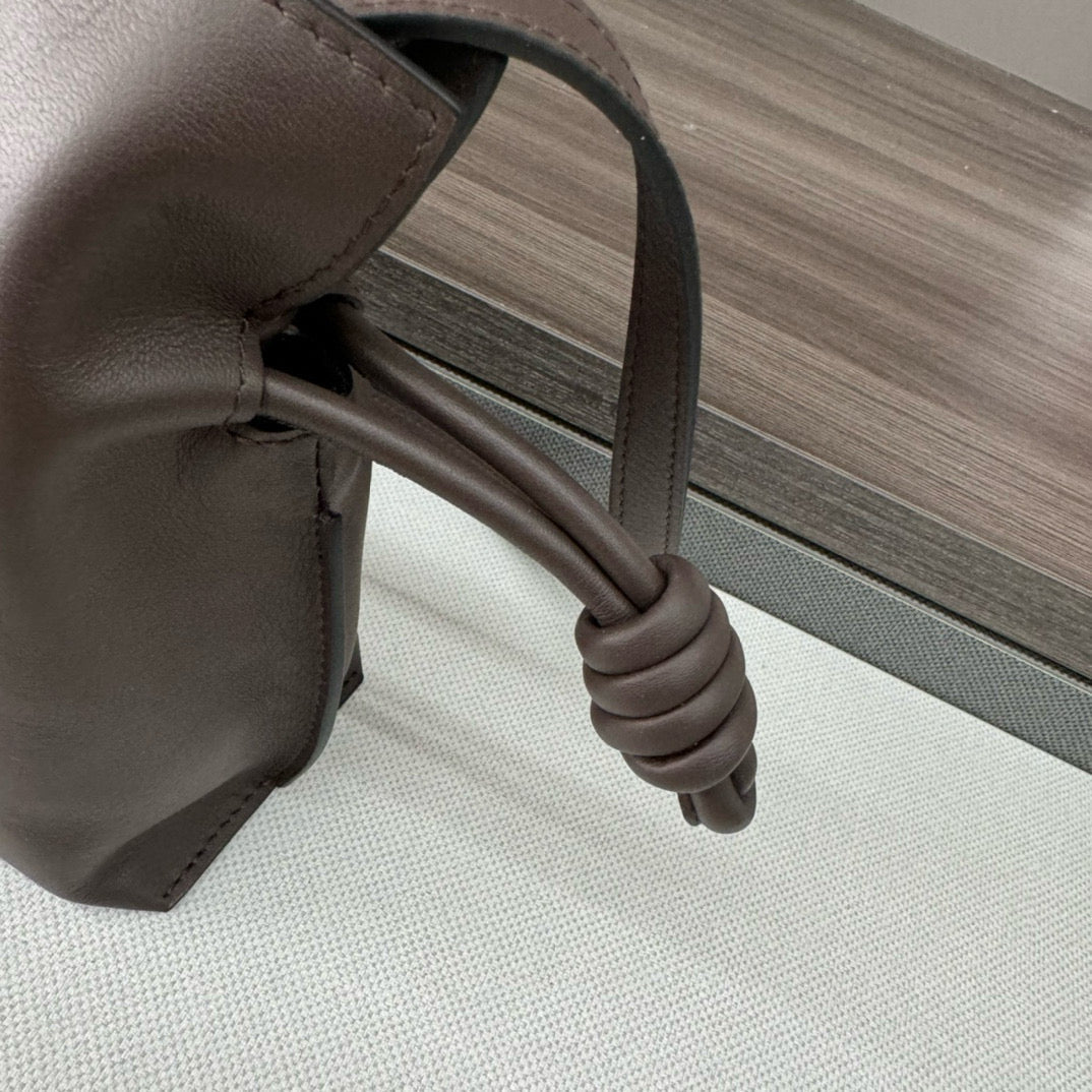 LOE 23 FLAMENCO PURSE BUCKET IN CHESTNUT BROWN CALFSKIN