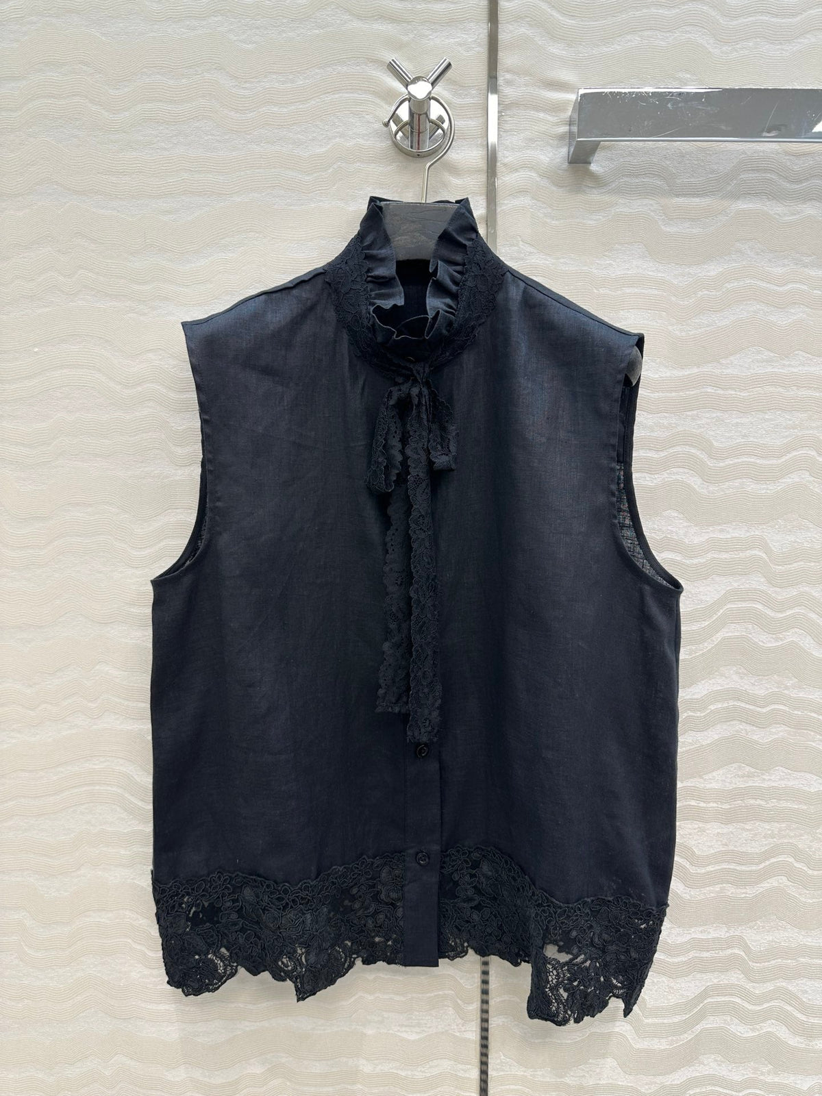 SLEEVELESS BLOUSE IN BLACK LINEN LACE TRIM AND NECK TIE