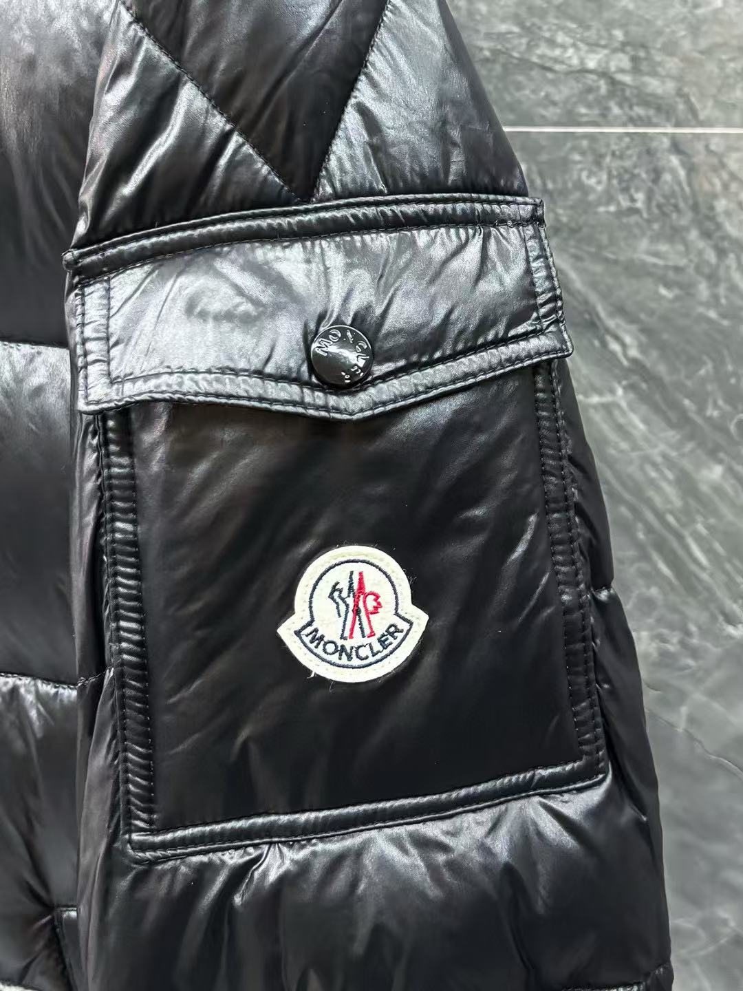 MONCLER PUFFER JACKET IN BLACK
