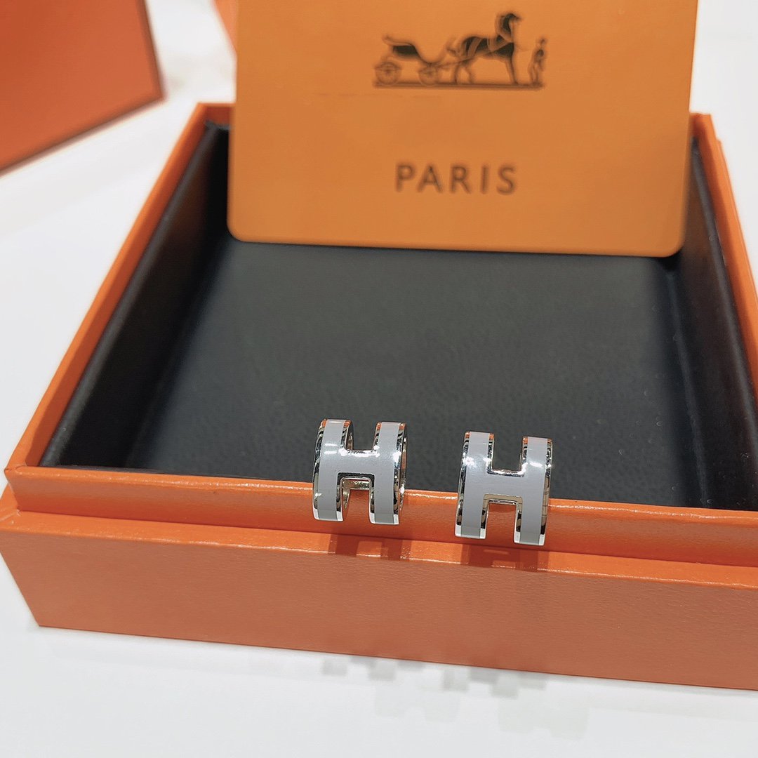 GOLD LACQUERED MINI POP H EARRINGS LIGHT GRAY