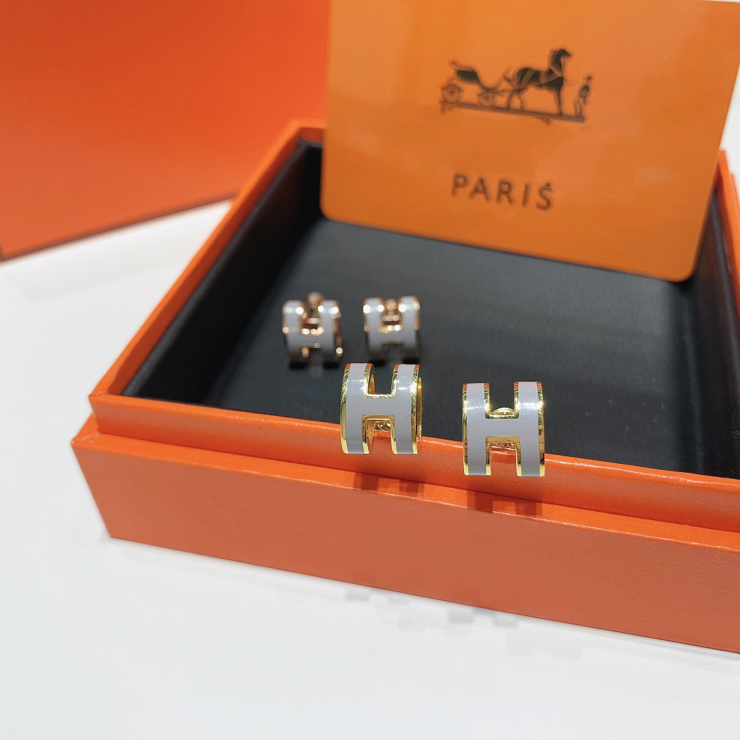 GOLD LACQUERED MINI POP H EARRINGS LIGHT GRAY