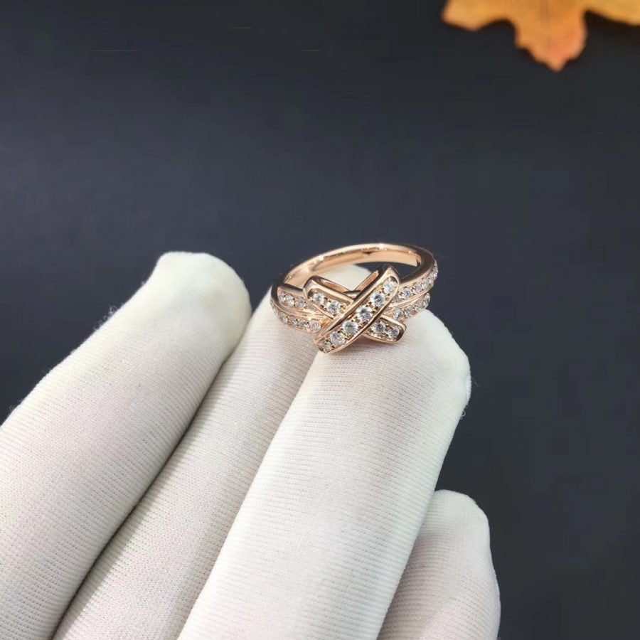chaumet-jeux-de-liens-ring-rose-gold-diamonds-082179-coral-3-900x900_f0f70598-df69-4775-96ac-9ee91b2a44be.jpg