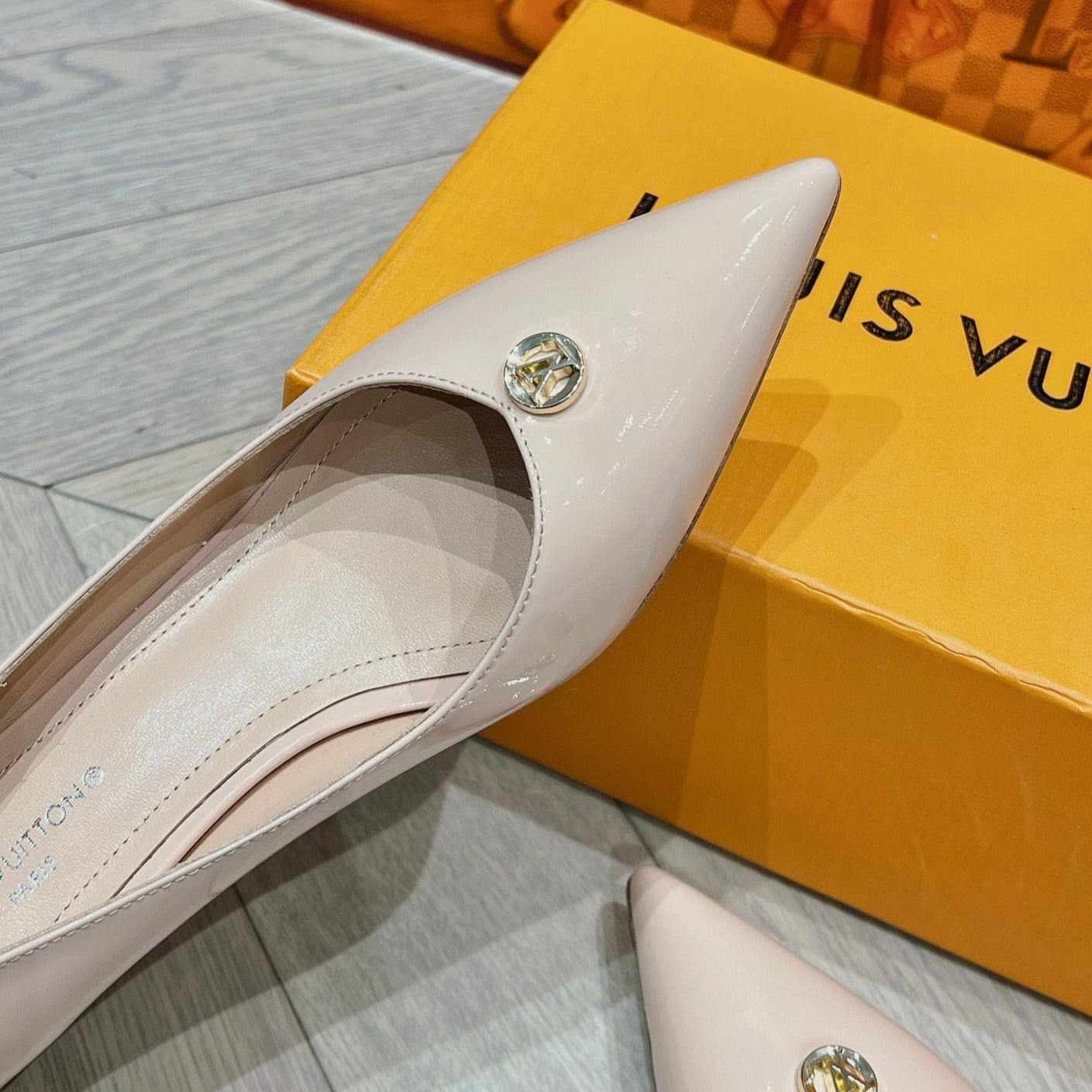 LV SINGLE LOW HEEL PUMP BIEGE